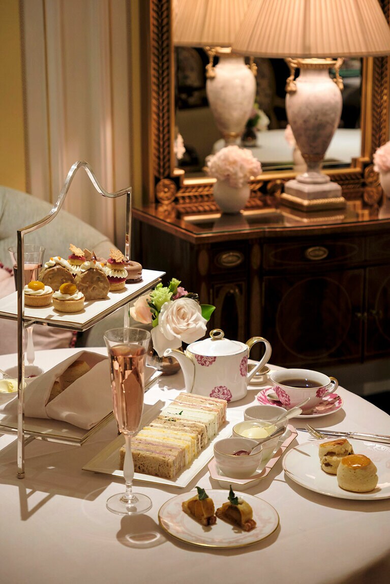 “トラディショナル・アフタヌーンティー・アット・ザ・ドーチェスター”1名110ポンド　グラスシャンパン付き121ポンド～（写真は2名分）