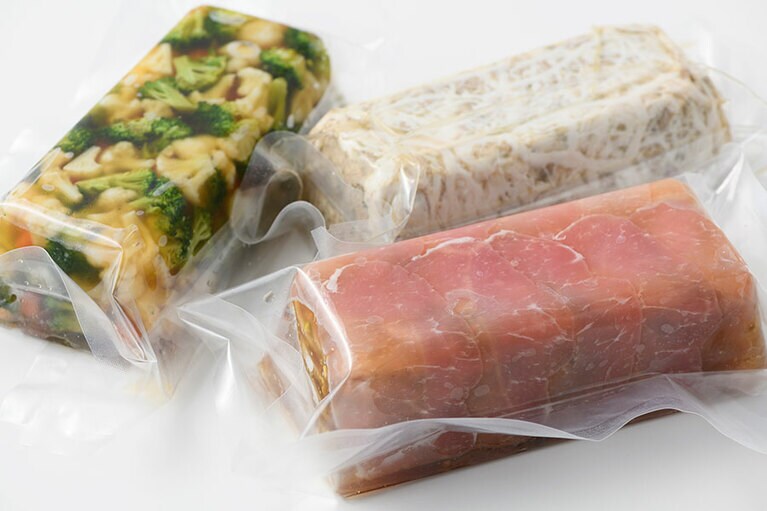 【長野県】Delica 鐡扇(てっせん)の「テリーヌ」左から時計回りに：彩野菜のテリーヌ 389円(約95g)、パテ・ド・カンパーニュ352円(約85g)、 フォアグラと鶏のコンフィテリーヌ445円。店頭では量り売り、1本でも購入可能。