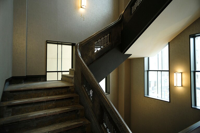 旧小樽商工会議所として使われていた当時のままの、石造りの階段が残っています。