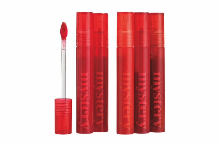 ガラスのようにツヤめく唇を演出するプランパーティントグロスは、絶妙な違いの赤色のレンジ。アイムミミ ミステリーフラッシュティント 全7色 各1,320円／サン・スマイル