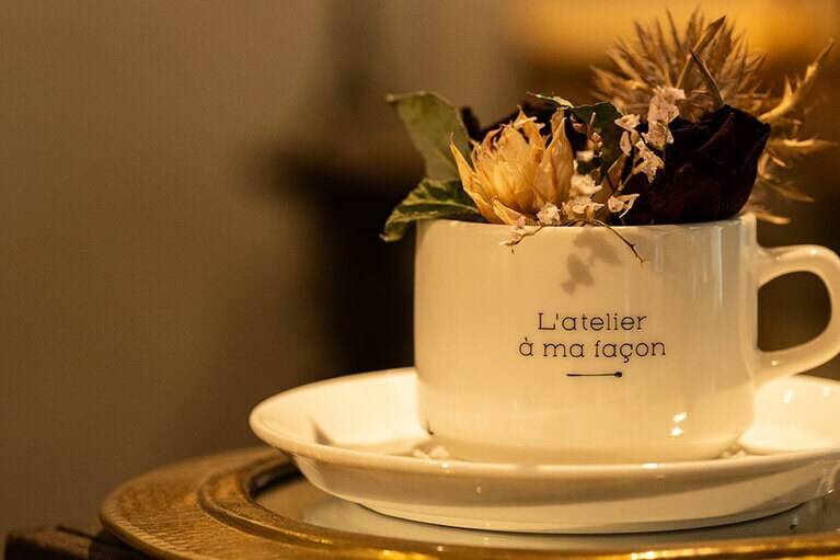 ロゴ入りのカップ。