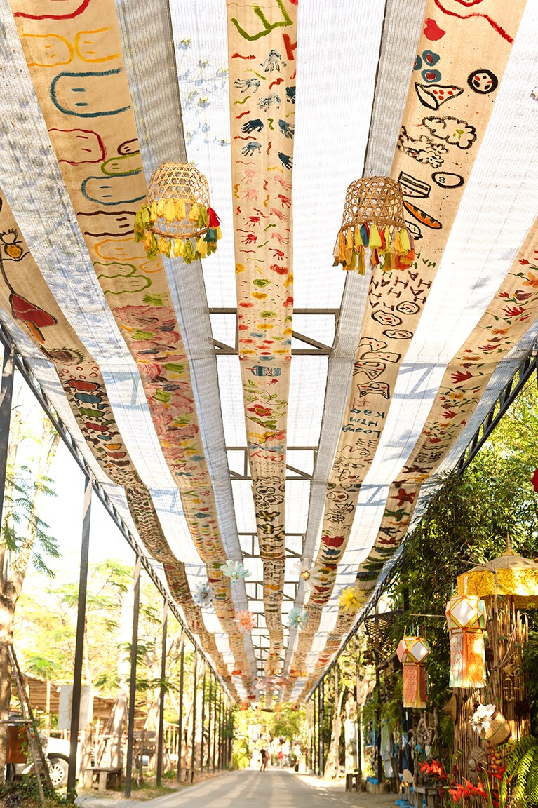 週末には、近くの通り沿いでマーケットが開催される。