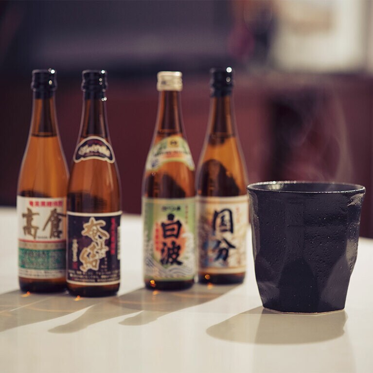 #薩摩の焼酎を就寝前にお湯割りで／鹿児島県内には113の蔵に2,000種類以上の銘柄が存在。芋や黒糖を原料とする本格焼酎があり、お好みの銘柄を選んで就寝前にお湯割りで味わえば、体はぽかぽか温まり、心はゆったりリラックス。飲みきりサイズのミニボトルも揃っているので、旅の夜にホテルで楽しんだり、お土産にしても。