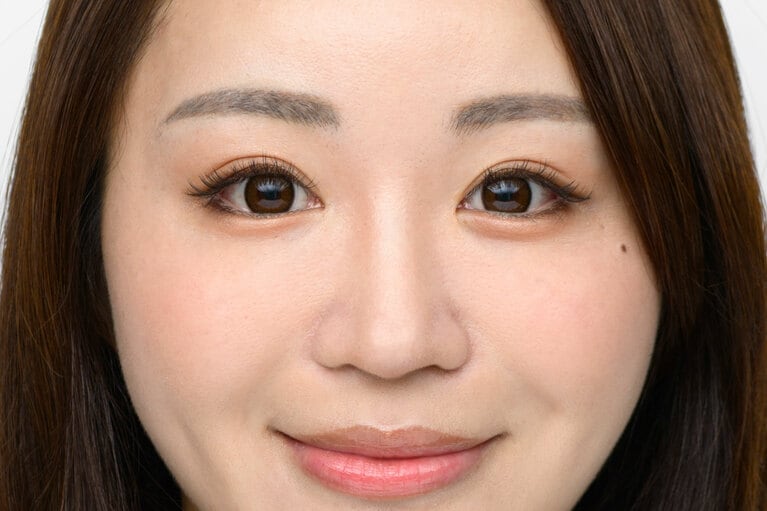 目まわりが暗く、抜け感がない！