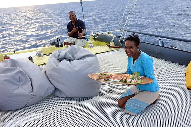 操舵装置が脇にある、変化形のカタマランヨットでクルーズ。