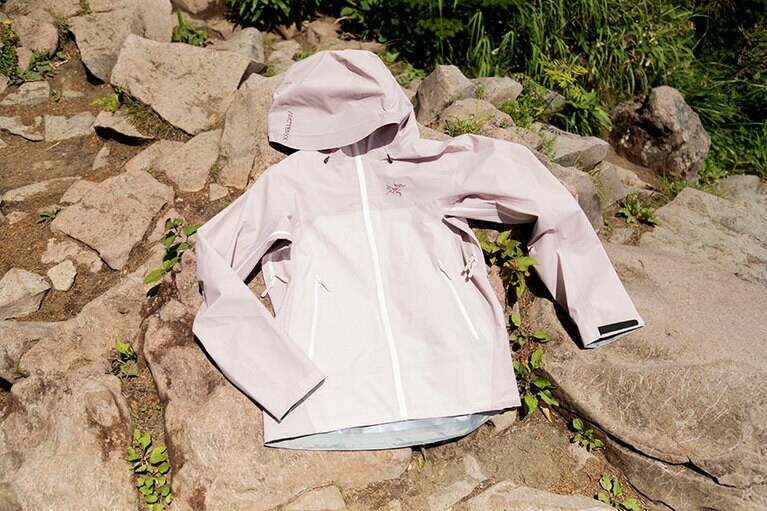 天気に恵まれたので出番がなかったアークテリクスのレインシェルジャケット。アークテリクスには自然からインスピレーションを得て色をデザインするカラーデザイナーが存在。本作のスモーキーなピンクもニュアンスがあって魅力的です。ベータ ライトウェイト ジャケット※現在はベータ SL ジャケットに名称変更 ¥84,700（アークテリクス）