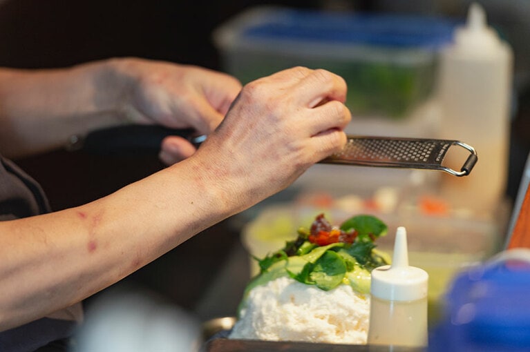 無論、チーズは削りたてで香り高く。