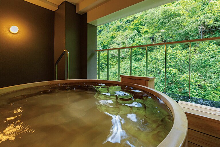 客室・檜のテーマは「リトリート｣。和紙作家のアートが壁を彩り、檜造りの露天風呂の香りに癒される。