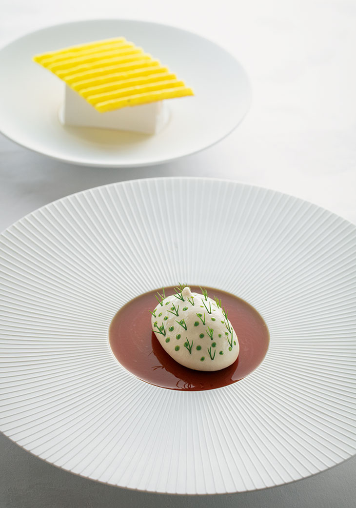 オニオンババロアの中にはキャビアが。ダックジェリーとともにターメリックのワッフルにつけて。