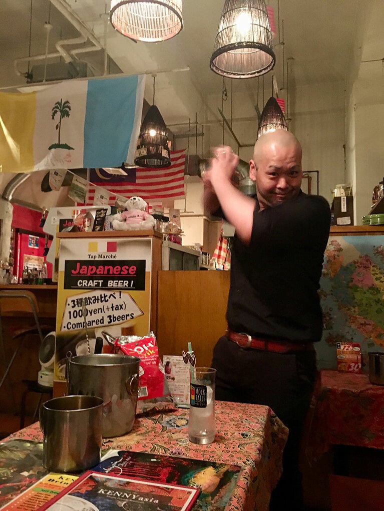 世界初!?　バーテンが作る「テタレ・アイス」450円。シンガポールスリングなどのカクテルも充実。