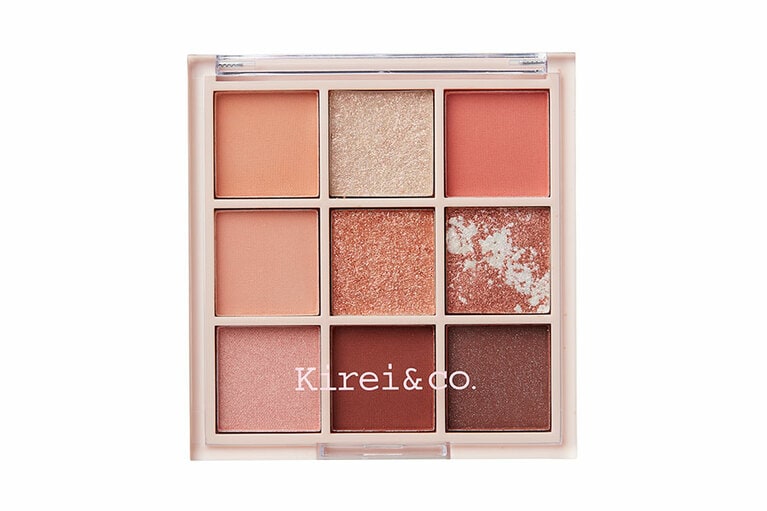 色名通りのマットなコーラルピンク3色に、ゴールドや偏光グリッターがきらめくシャイニーカラーを重ねれば、キュートなだけじゃない目元も作れる。アイシャドウパレット04コーラルピンク。