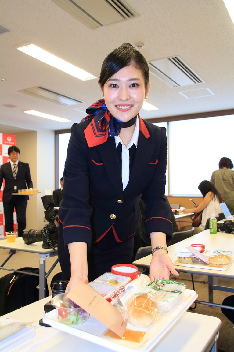 機内さながらの笑顔でCAさんがトレーを配ってくれた。