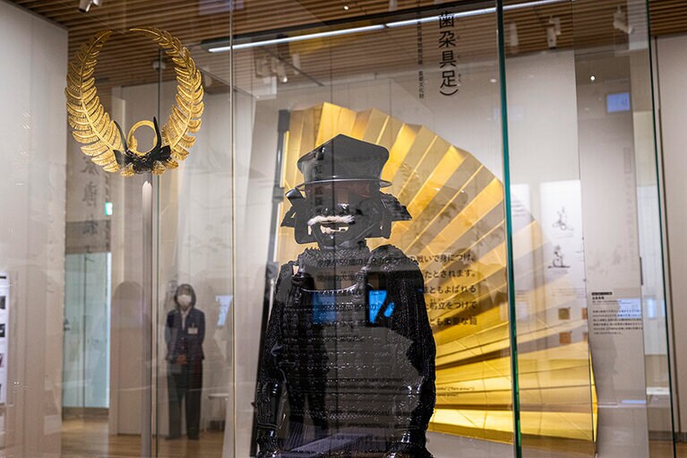 重さが20キログラムくらいある伊予札黒糸威胴丸具足。