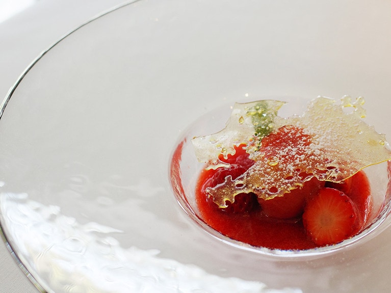 イチゴアイスにイチゴとイチゴジュースを添えた、イチゴづくしのデザート。