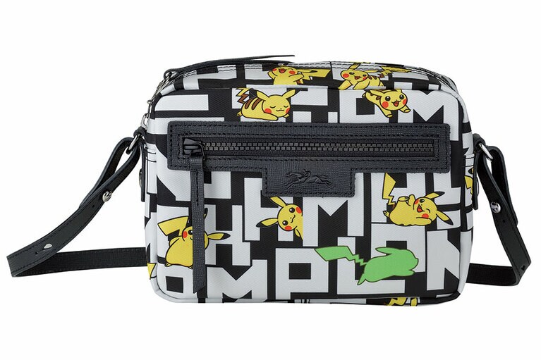 クロスボディバッグ H15×W21×D7cm 37,400 円(税込)。©2020 Pokémon. ©1995-2020 Nintendo/Creatures Inc./GAME FREAKinc.TM, ®, and character names are trademarks of  Nintendo  