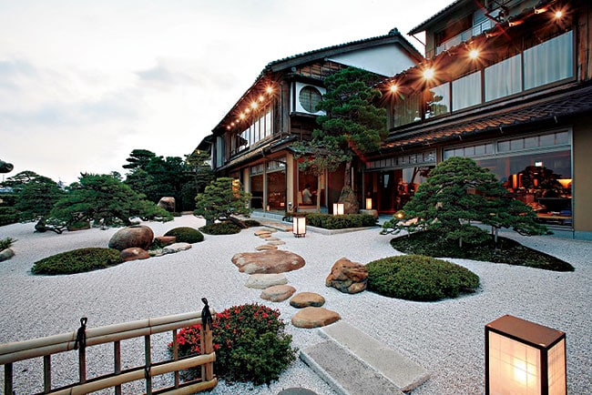 宍道湖を借景とし、樹齢三百余年の松などが佇む枯山水式の日本庭園。米国の日本庭園専門雑誌のランキングにランクインするなど海外での評価も高い。