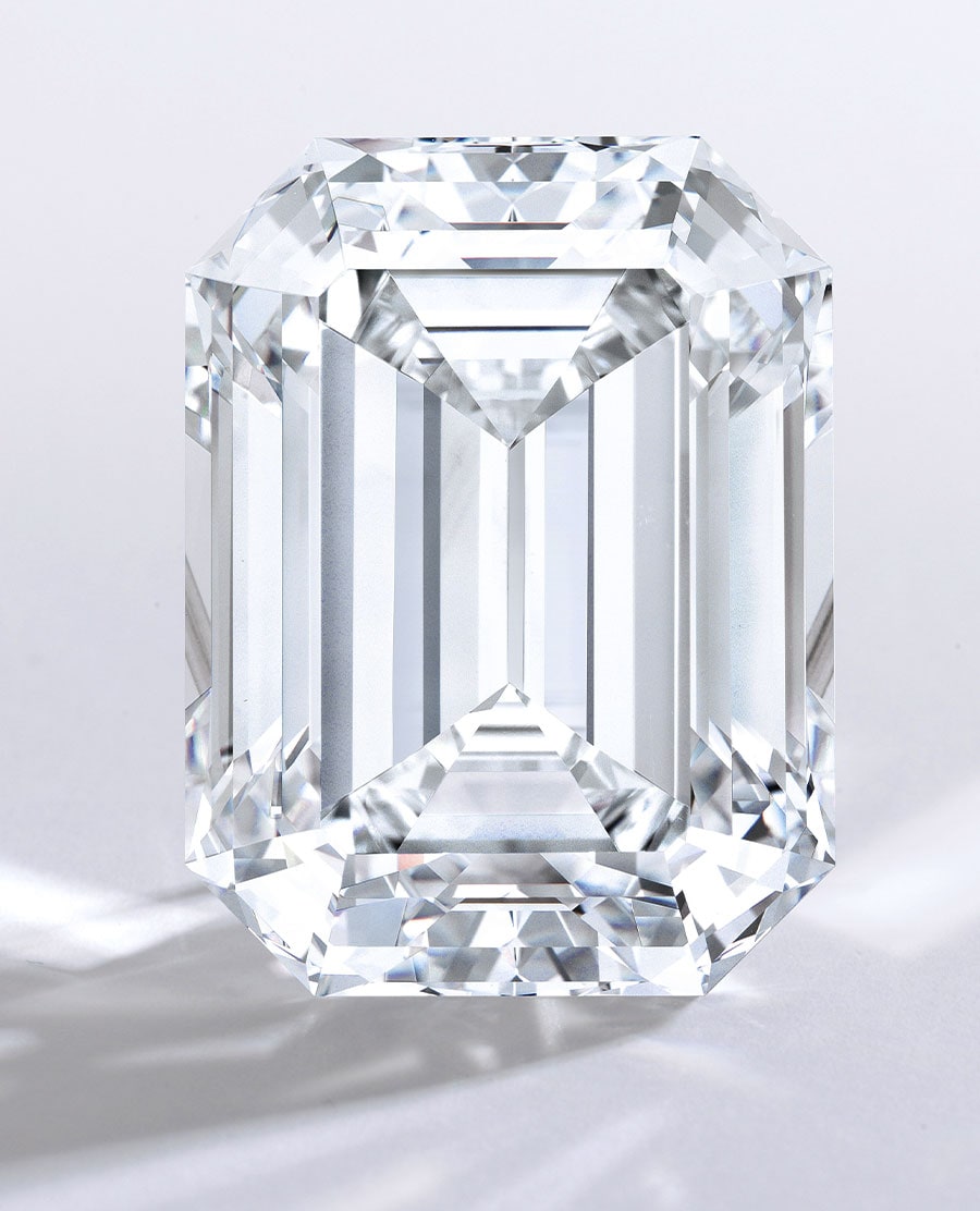 80.88カットのフローレス ダイヤモンド。ダイヤの透明度が際立つステップカットに、最高等級のDカラーという完璧な美しさ。予想落札価格は約10憶5,300万円～14億円。©Sotheby's