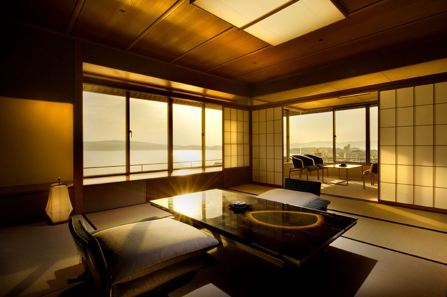 客室も、日本の美意識に癒やされる和室から、リラックスできる洋室など多彩。