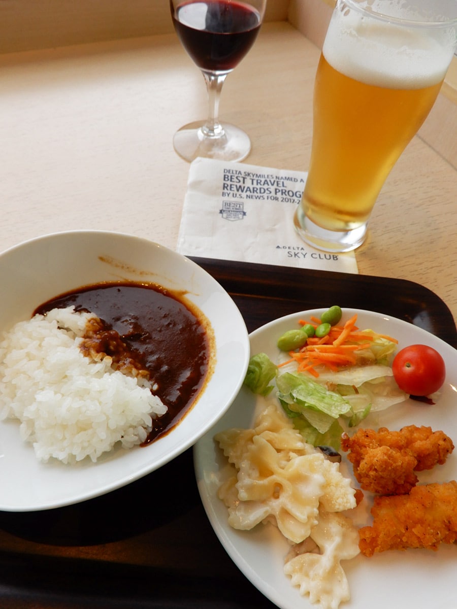 カレーライスに生ビール。日本の味がうれしい成田の「デルタ スカイクラブ」にて。