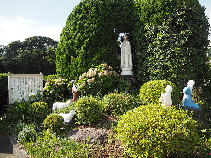楠原教会の境内の一角にあるかわいい像たちは、1917年にポルトガルの小さな町・ファティマで起きた聖母出現の奇跡を表したもので、お祈りの場として使われている。