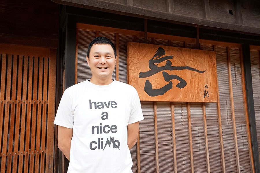 陶芸家・釋永岳さん。古民家ギャラリーの入口には「岳」のロゴが掲げられている。