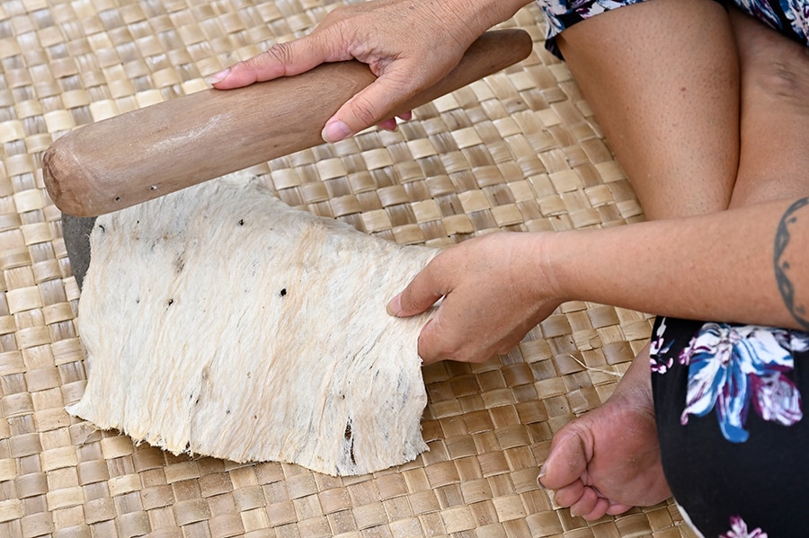 樹皮を外し木槌で叩き伸ばす。本来は叩く前に樹皮を海水に浸けて発酵させる工程も入る。