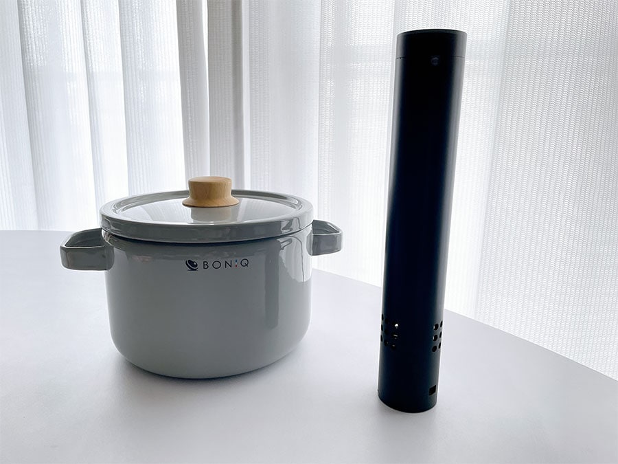 左：BONIQ 深型キャセロール鍋 直径22cm 7,128円。右：「BONIQ2.0」(ヘイズブラック)。