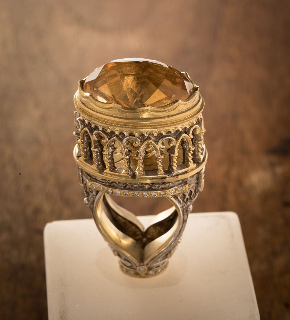 ヴェネツィアをモチーフにデザインされた指輪。シルバー×ゴールドにトパーズをセット。14,000ユーロ。
