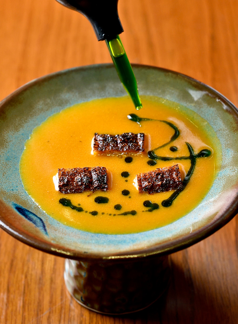 ヒラメのエンガワのグリル。スダードというペルーの黄色い唐辛子を使った煮魚料理のダシをイメージしたソース。