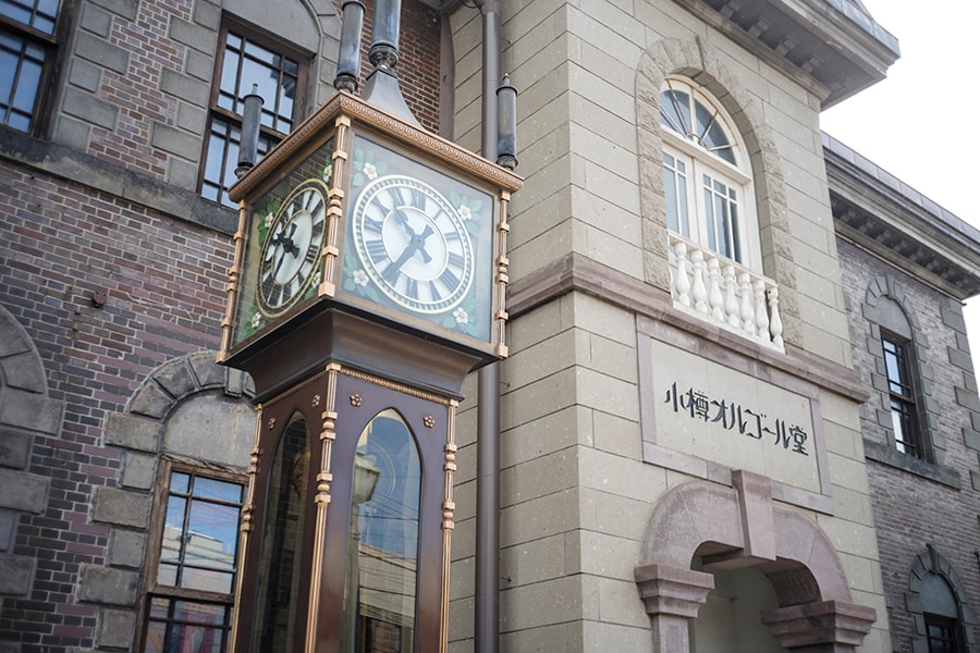 メルヘン交差点にある、国内最大級のオルゴール専門店「小樽オルゴール堂 本館」。この建物は元々お米の倉庫だったそうで、店内はかなりの広さです！　入り口には世界最大の蒸気時計が立っています。