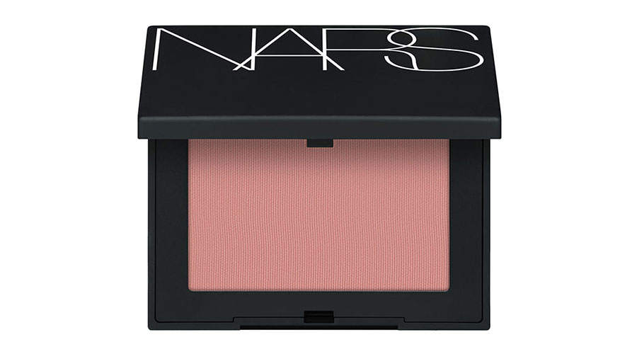 使いやすいピンクベージュのマットチーク。 NARS ブラッシュ N 900 5,060円/NARS JAPAN