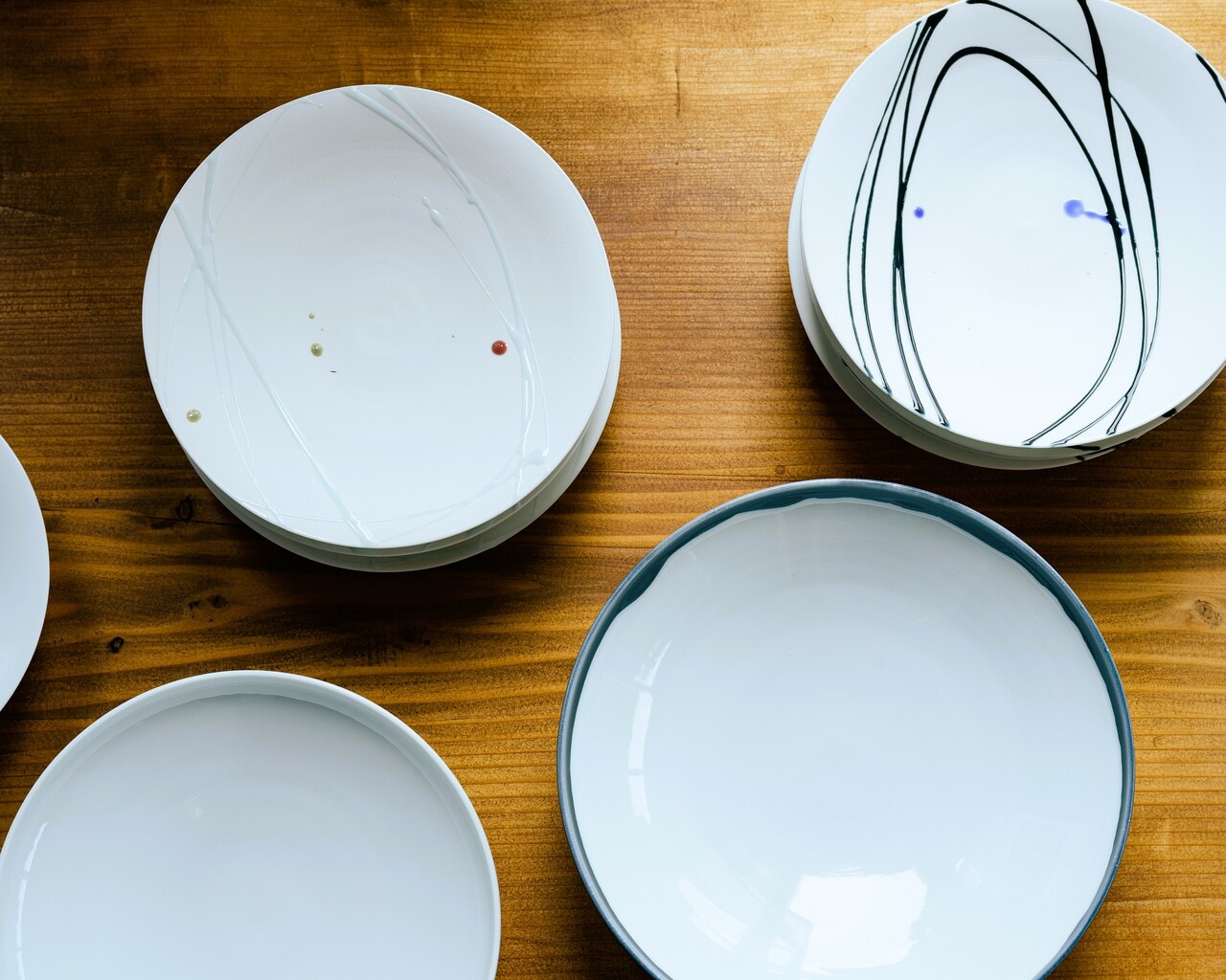 この秋冬の3泊4日コースでは、週替わりで有田焼のギャラリーにもご案内。現在、100以上の窯元が個性を競う有田焼のなかでも、柔和な白色の器で人気の作家・百田暁生さんの「in blue 暁」にも訪問予定（日により異なる）。