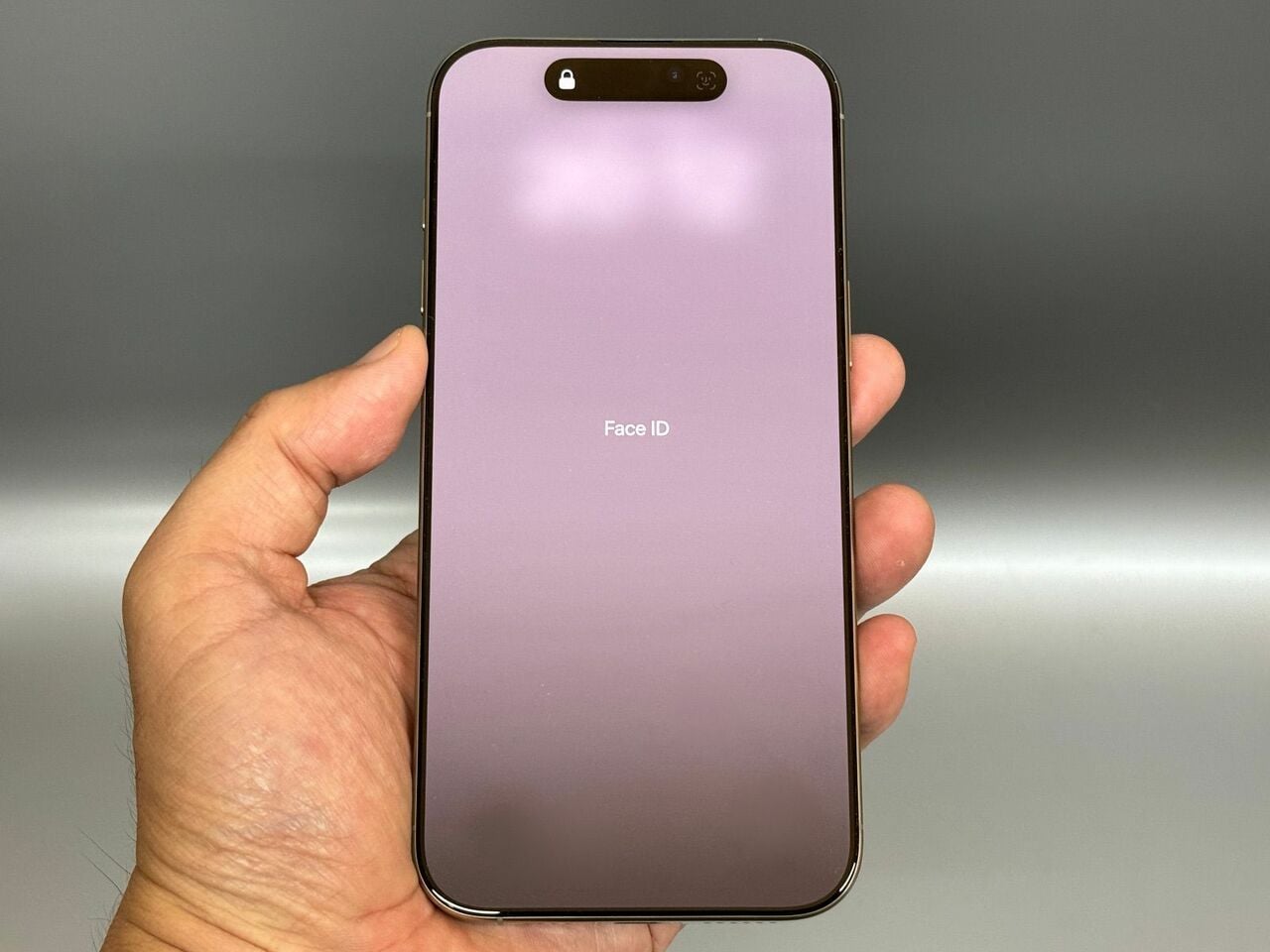 iPhoneは顔認証（Face ID）にのみ対応。マスクをしている場合などはワンテンポ遅れたり、うまくロックを解除できないこともしばしばです