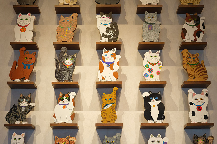 2階エレベーターホールの壁面には、25匹のキュートな招き猫が。