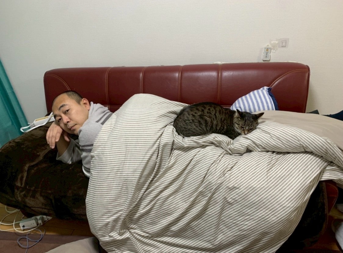 きしたかの・高野正成さんと愛猫・ごま吉。