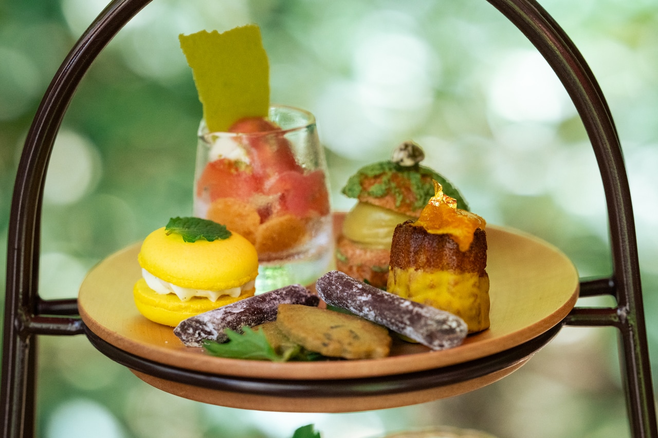左上から時計回りに、ムースやコンポートの食感が楽しい桃のパフェ、ピスタチオシュークリーム、マンゴーとジャスミン茶のカヌレ、抹茶のチュイールとクランブル、抹茶と大葉のクッキー、小田原産レモンとミントのマカロン。秋の季節限定アフタヌーンティーもお楽しみに。