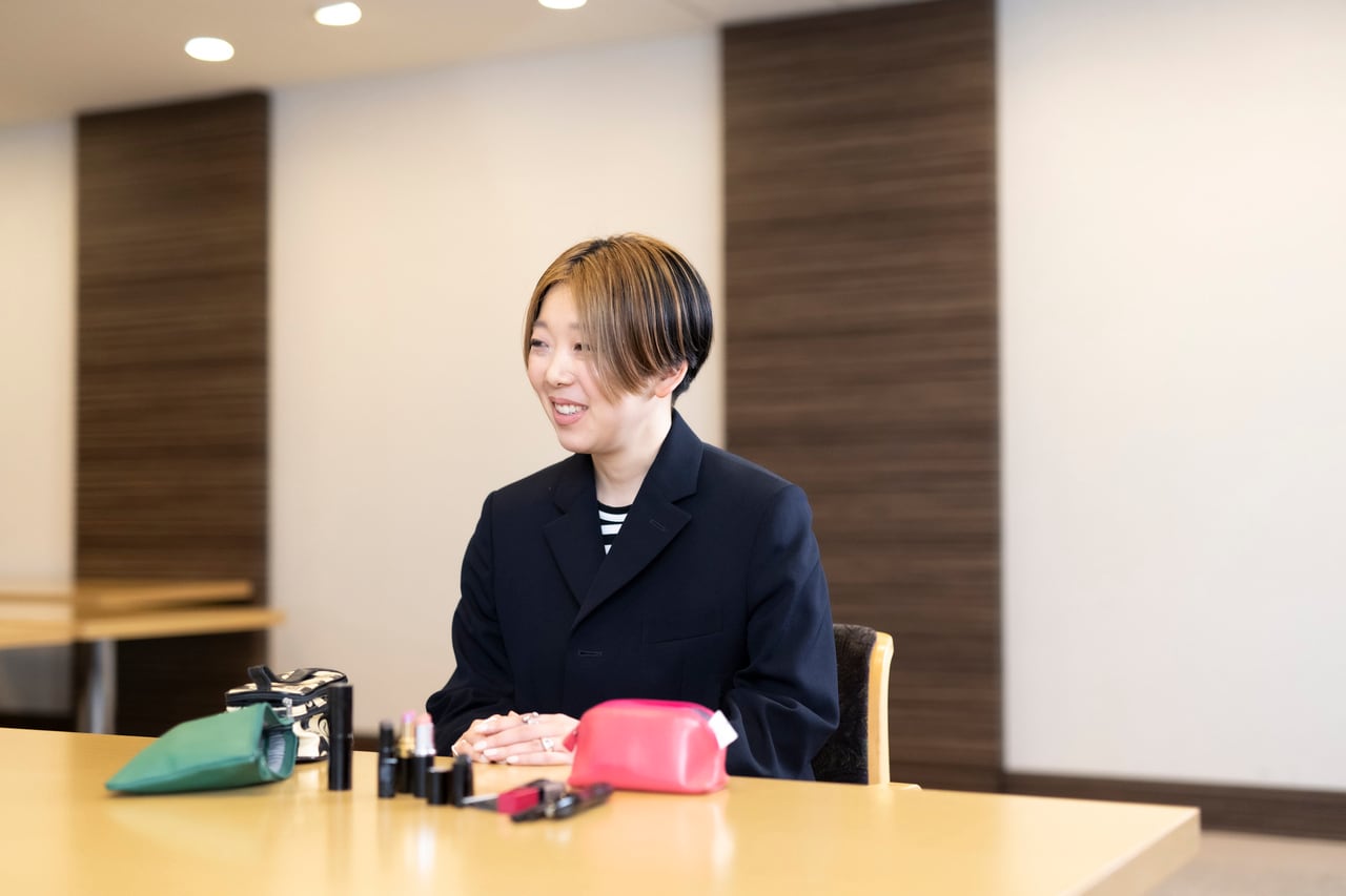 漫画家の冬野梅子さん。2019年に「清野とおるエッセイ漫画大賞」で期待賞を受賞しデビューするまでは事務員として複数の会社で会社勤めをしていた。初の連載作品『まじめな会社員』は「CREA夜ふかしマンガ大賞2022」大賞、「このマンガがすごい!2023」オンナ編3位など注目を集めた。
