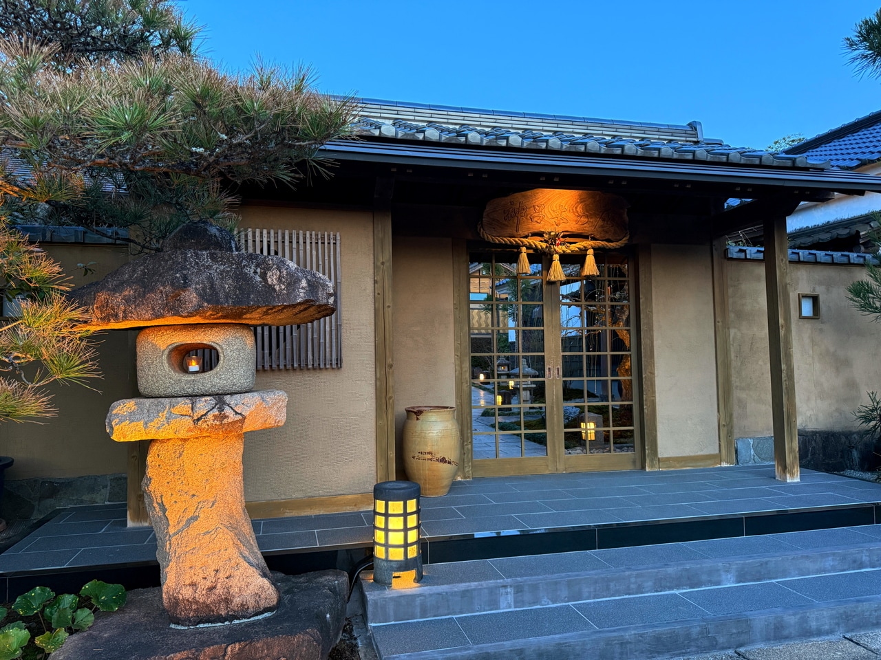 5室の離れへと続く木戸門。3つのカテゴリーの客室棟にはそれぞれ門が設えてある。門にも建物の入口にもしめ縄が掛けられている。高千穂では年間を通して外すことはない。