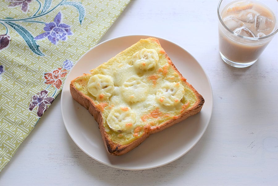 厚切りの食パンにカヤジャムを塗り、スライスしたバナナ、とろけるチーズをのせてトーストする。実はこのメニュー、現地の「ドミノ・ピザ」で人気のマレーシア限定メニュー。