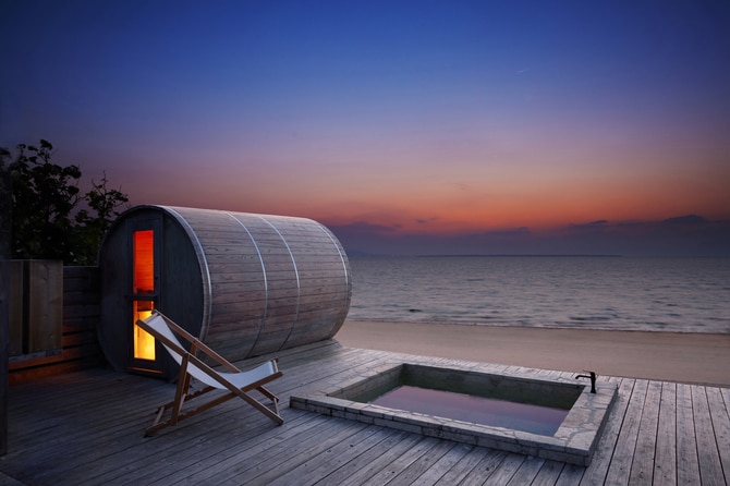 太陽が昇り月が沈むドラマティックなビーチの景観を独占。【南海の楽園