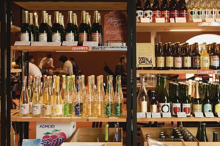 りんごの酒類、季節ごとに変わる、限定シードルが揃っているので、お土産にも最適。