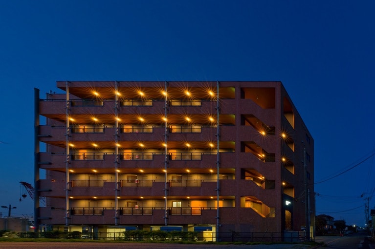 ホテルの外観。部屋に備え付けのアメニティやドリンク以外にも、売店で撮影用の水着や充電器のレンタル、カップ麺やアルコール類などの販売をしている。