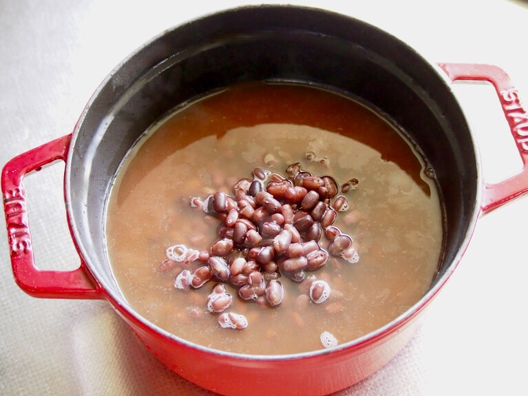 水分を入れたら、（3）のあずきを入れる。