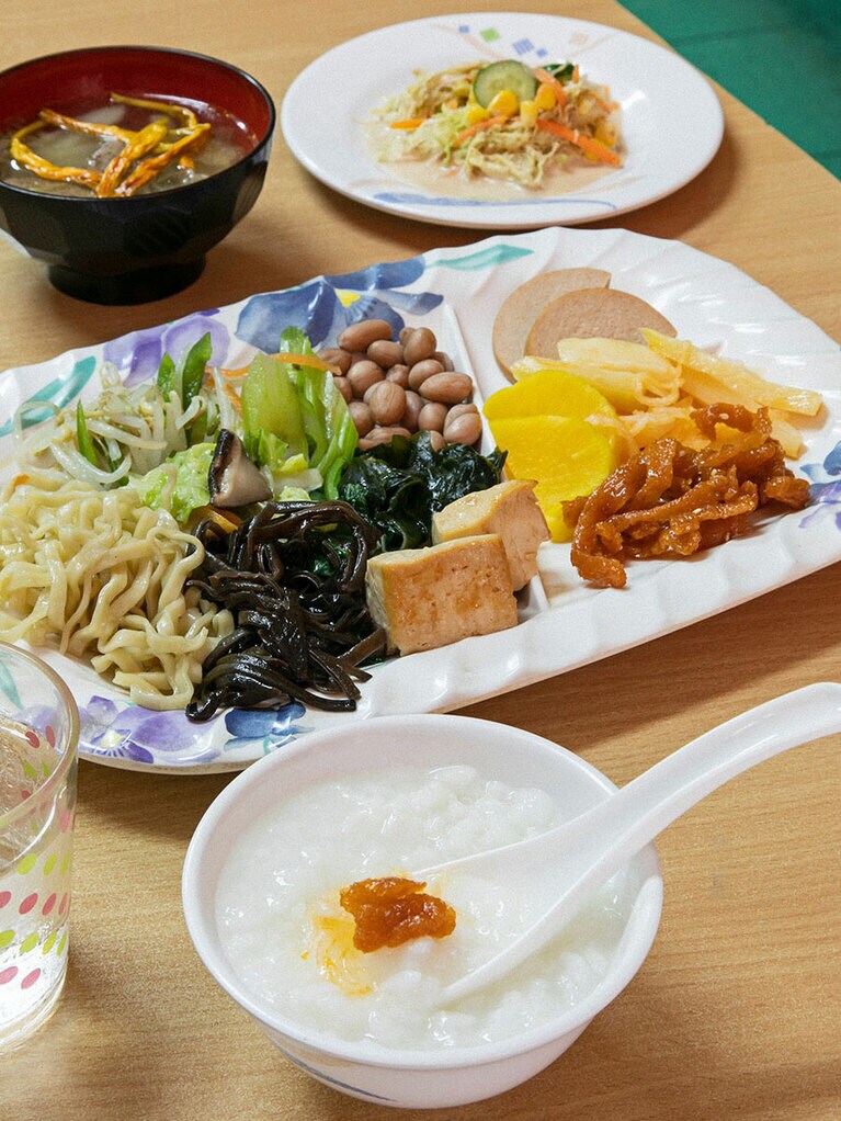 ブッフェ形式で並ぶ惣菜は〈筍の和え物〉、〈具だくさんの野菜スープ〉など、出汁の旨みがきいた深い味わい。体にいい食材で疲れをリセット。バイキング 600円(税込)。＠金壺食堂