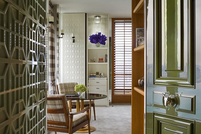 各フロアの四隅にあるコーナースイート。123平米という広い部屋の真ん中に仕切 りがあり、ベットエリアとリビングエリアに分かれる。