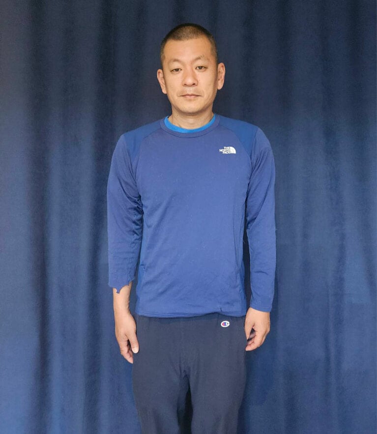 右袖がいつのまにか短くなった青いロンT。