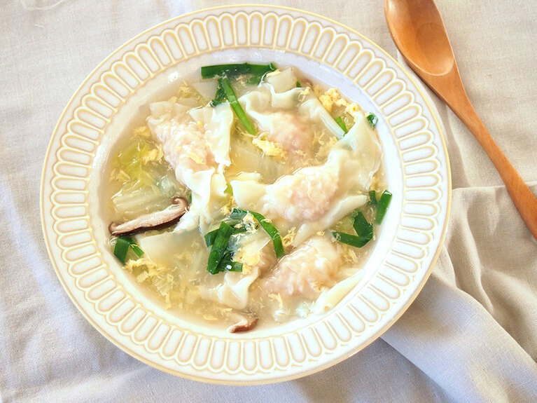 海老とニラのワンタンスープ。