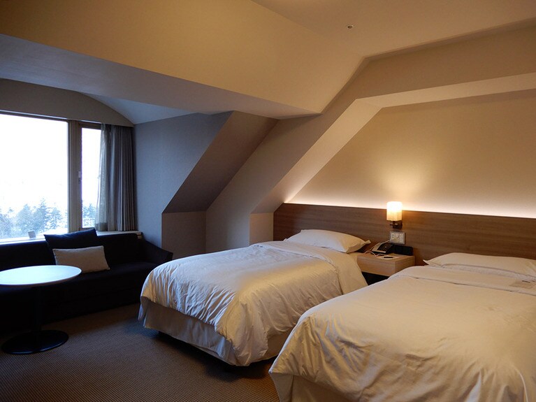 客室は、ナチュラルな色調で落ち着く。室内にはアイヌのモチーフのアートも。。