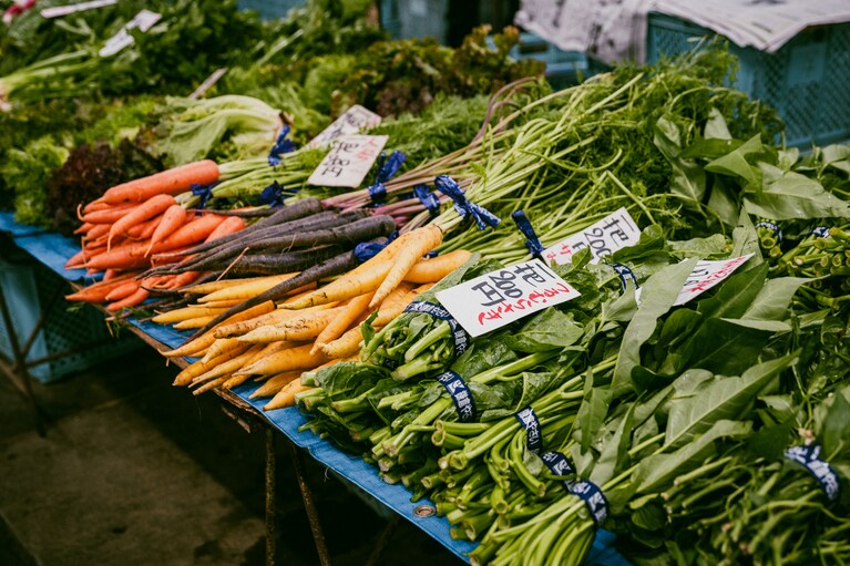 ニンジンだけでも、オレンジ、紫、黄色とカラフル。種類の豊富さもレンバイならでは。