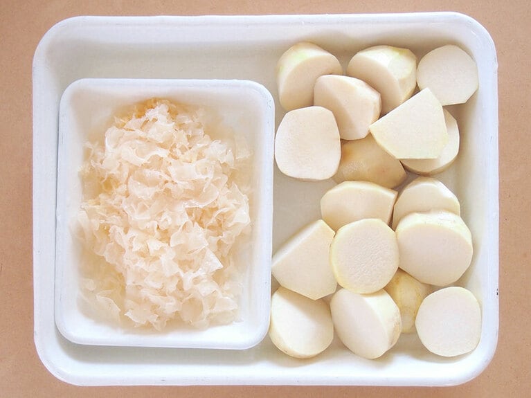 (1) 里芋は皮を剥き、一口大に切ります。白木耳は水で戻したら粗くみじん切りにします。